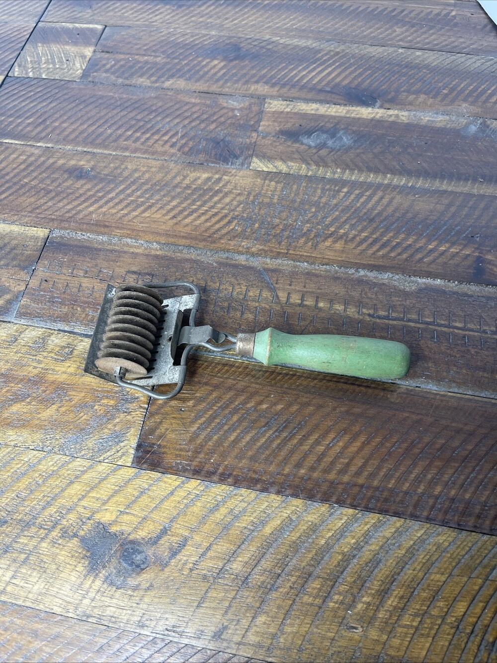 VINTAGE HAND HELD 10 BLADE PASTA CUTTER with GREEN WOOD HANDLE CLASSIC